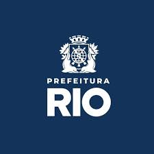 Marca vertical da Prefeitura do Rio: brasão acima de Prefeitura e Rio, em branco sobre azul escuro